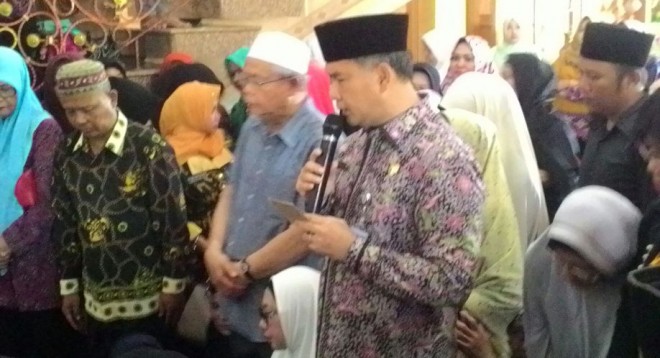 Wako Fasha menyampaikan permohonan maaf almarhum Chalik Saleh kepada warga Jambi atas nama pihak keluarga di rumah duka di Mayang (13/5)