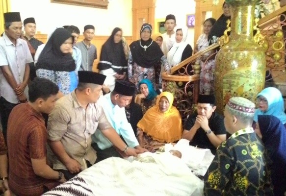 Jenazah almarhum Chalik Saleh tiba di rumah duka.