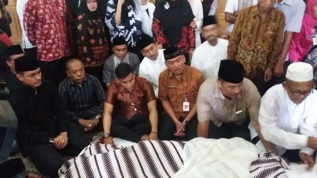 Jenazah mantan Sekda Provinsi Jambi Chalik Saleh saat disemayamkan di rumah duka di Jambi Jumat (13/5)