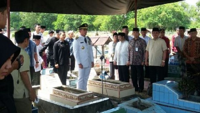 Gubernur Jambi Zumi Zola memimpin prosesi pemakaman mantan Sekda Provinsi Jambi Chalik Saleh