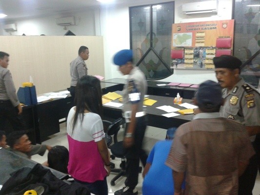 Siswi SMP (baju putih) dan pasangan yang diduga mesum lainnya saat digiring ke Mapolda Jambi.