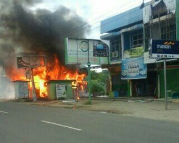 Kebakaran yang terjadi di Samping Bank Mandiri KCP Sengeti