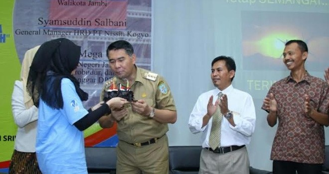 Walikota Jambi SY Fasha Fasha sempat mendapat kejutan dari beberapa mahasiswa yang secara spontan naik ke atas pentas dengan membawakan sepotong kue ulang tahun.