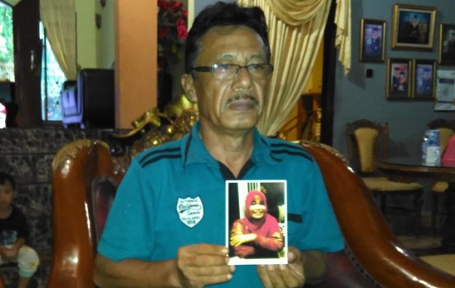 Rijal Lubis memegang photo putrinya