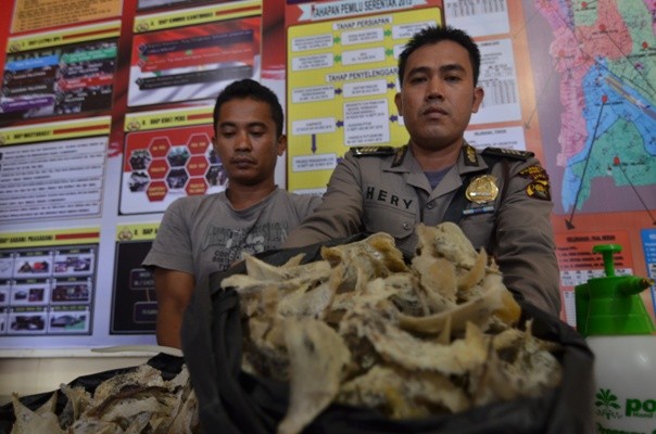 Barang bukti dan tersangka Imam diamankan anggota Polsek Jambi Selatan.