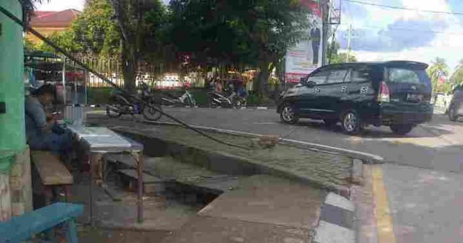 Kabel yang melintang di jalan MT. Haryono, Kecamatan Telanaipura Jambi, dikeluhkan pengendara