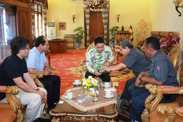 Gubernur Zola saat bertemu dengan perusahaan asal Jepang di Rumah Dinasnya.