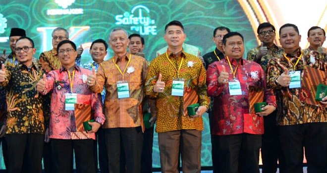  Wali Kota Jambi H. Syarif Fasha mendapatkan anugerah K3 Award terbaik nasional