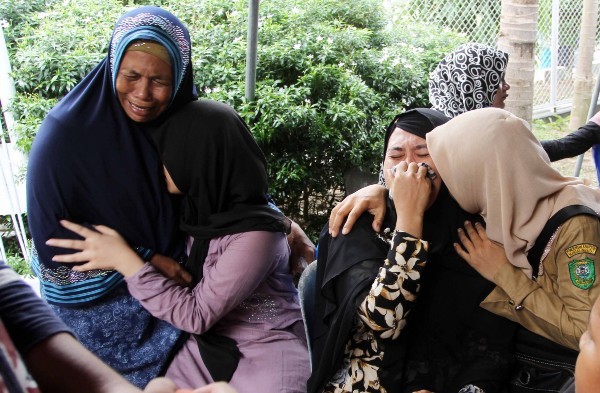 Keluarga korban yang jenazahnya masih belum diidentifikasi menangis menunggu di RS. Bhayangkara Medan, Selasa (17/5). Foto: TRIADI WIBOWO/SUMUT POS/Jawa Pos Group