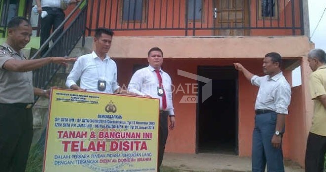 Penyidik Ditreskrimsus Polda Jambi saat menyita rumah Diding di Pulau Pandan