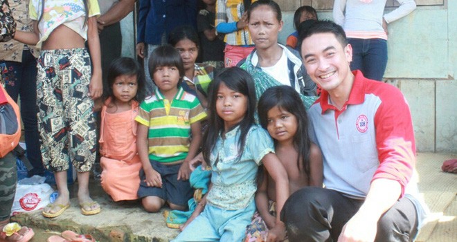 Gubernur Jambi, Zumi Zola berkunjung ke Suku Anak Dalam (SAD).