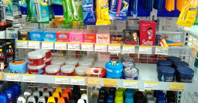 Alat kontrasepsi yang dipajang di salah satu mini market di Kota Jambi