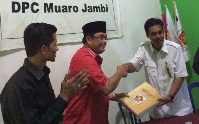 IW menyerahkan berkas pendaftaran ke Ketua DPC Gerindra Muaro Jambi Salman Kamis (19/5)