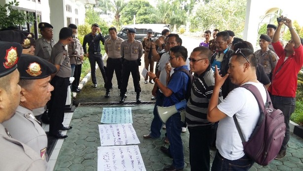 Massa menggelar aksi di Kejari Sengeti siang ini (19/5)