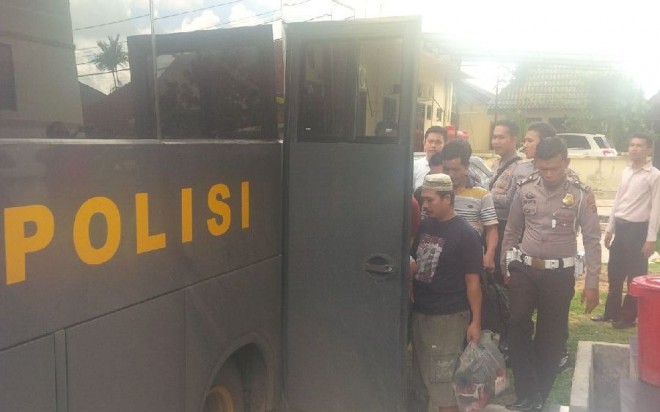 Tersangka kasus kerusuhan Tebo diangkut menggunakan mobil Polda Jambi ke Tebo siang ini (20/5)