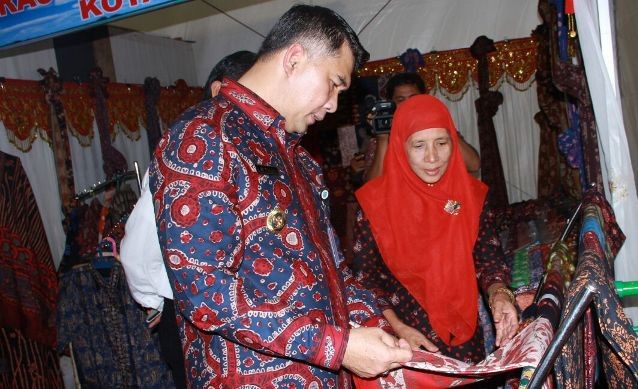 Wako Fasha melihat kerajinan batik di salah stand pameran di Jamtos