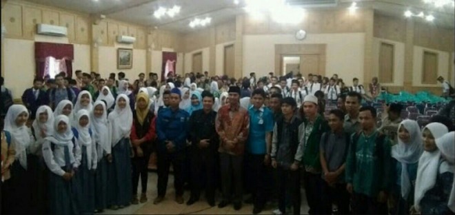 Ketua DPD PDIP Provinsi Jambi Edi Purwanto bersama ratusan siswa dalam suatu kesempatan beberapa waktu lalu
