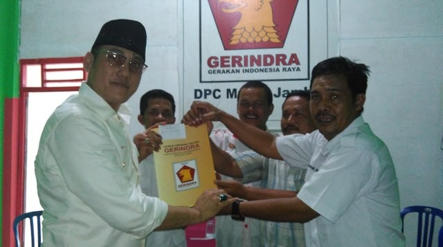 Dodi Sularso menyerahkan berkas pendaftaran ke Ketua DPC Gerindra Muaro Jambi Salman