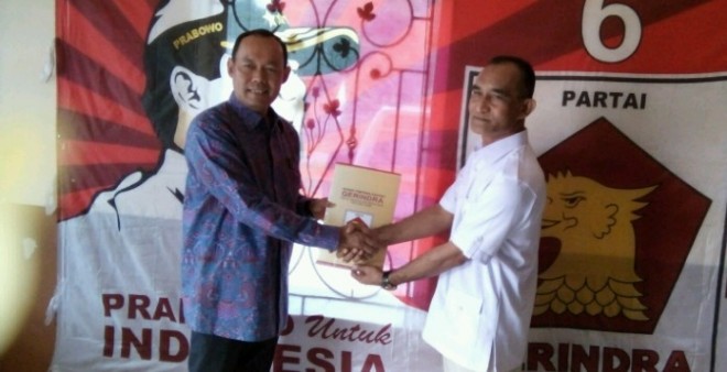 Sukandar menyerahkan formulir ke DPC Gerindra Tebo