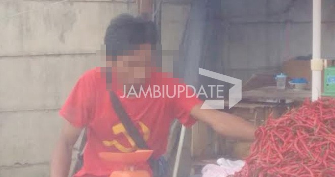 Rinto Simbolon (26) warga lr Garuda II RT 27 Kelurahan Talang Banjar, Jambi Timur diamankan karena memakai baju berlogo palu arit