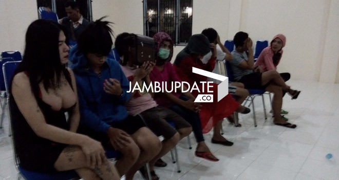 Waria yang berhasil diamankan oleh aparat Satpol PP Kota Jambi dalam razia dini hari tadi (22/5)