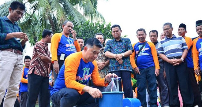 Wali Kota Jambi H. Syarif Fasha meresmikan penggunaan pelayanan PDAM Tirta Mayang dan penggunaan saluran air dari CSR PDAM di langgar Al-Islamiyah