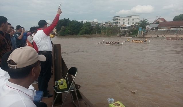 Wako Fasha melepas peserta lomba perahu di Tanggo Rajo Jambi