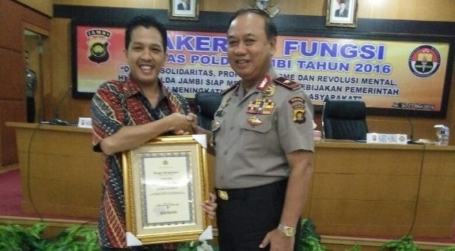 Pemred JE M Haramen menerima penghargaan dari Kapolda Jambi