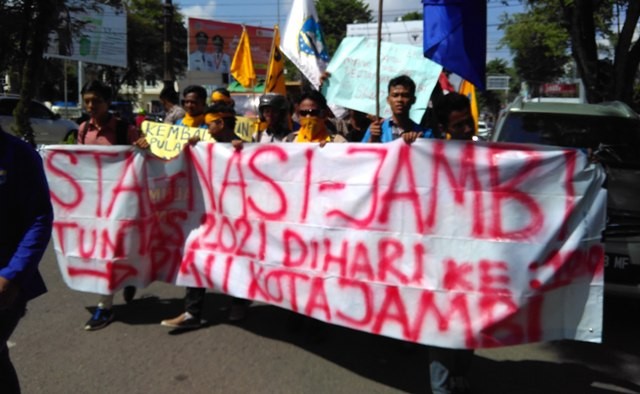 Aliansi Mahasiswa Jambi menggelar aksi unjuk rasa terkait kinerja Gubernur Jambi Zumi Zola