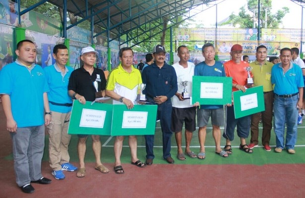 Foto bersama Sekda Kota Jambi, Daru Pratomo bersama pemenang Kejurnas Tenis Junior Piala Wali Kota.