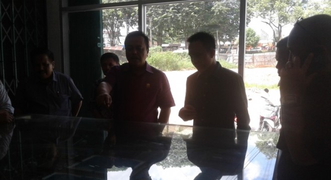 Ketua DPRD Provinsi Jambi Cornelis Buston bersama anggota DPRD lainnya mengecek pembangunan pasar Angso Duo Senin (23/5)