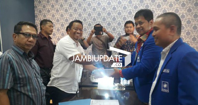 Ketua Tim Penjaringan DPW PAN Supriono menyerahkan berkas cabup dan cawabup PAN ke DPP PAN yang diterima ole Viva Yoga dan Mahili