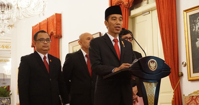 Presiden Joko Widodo dalam jumpa pers terkait Perppu perlindungan anak di Istana Negara, Rabu (25/5).