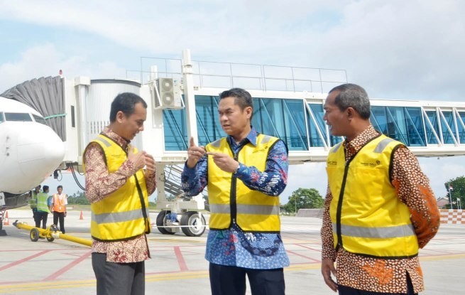 Direktur Keuangan AP II Agus Salam (tengah) berbincang dengan GM Bandara STS Jambi Achmad Syahir (kiri) serta Manager Operasional Bandara STS Girut Semawan (kanan)