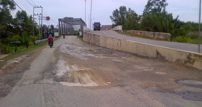 Jalan masuk Kota Kualatungkal tepatnya di Parit Gompong