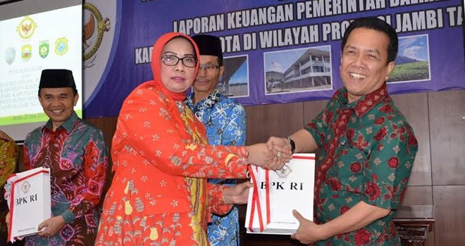 Bupati Batanghari Syahirsah bersama Ketua DPRD Batang Hari M Mahdan Jumâ€™at 27 Mei 2016, menerima Opini Wajar Tanpa Pengecualian (WTP) dari Kepala BPK RI