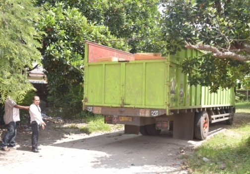 Mobil yang membawa petasan saat diamankan oleh Polsek Jambi Timur