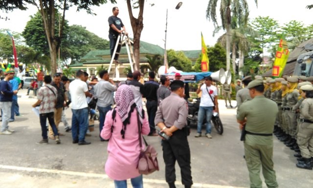 Aksi demontrasi mewarnai paripurna HUT Kota Jambi Sabtu (28/5)