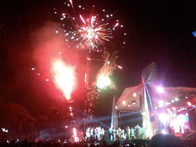 Pesta kembang api menjadi penutup acara puncak HUT Kota Jambi malam ini (28/5)