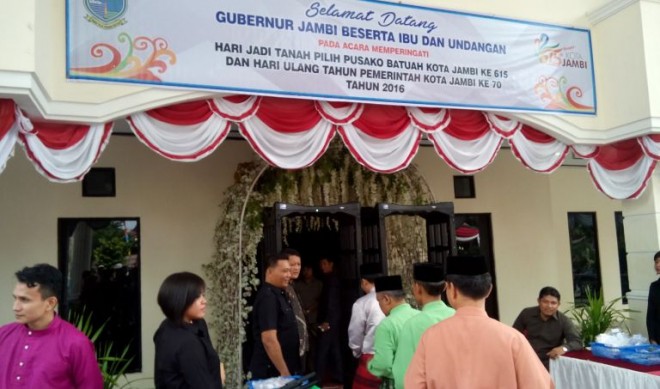 Pemeriksaan tamu yang hadir di acara paripurna HUT Kota Jambi
