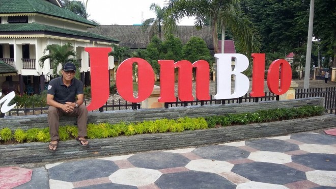 Trotoar yang berhasil disulap menjadi Taman Jomblo kini menjadi salah satu icont tempat santai bagi warga Kota Jambi