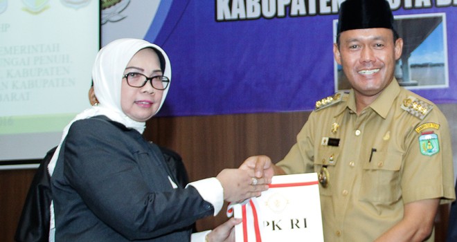 Bupati Tebo H.Sukandar,S.Kom,Msi menerima laporan hasil pemeriksaan yang di serahkan oleh Ketua BPK RI Perwakilan Provinsi Jambi