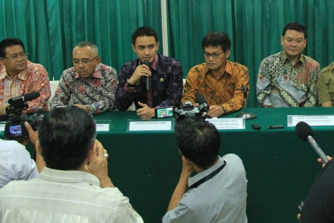 Gubernur Jambi Zumi Zola bericara saat symposium restorasi gambut dan pencegahan kebakaran gambut di Kementerian Kehutanan RI di Jakarta