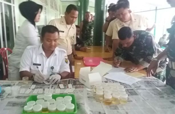 Tes urine di Makorem 042/Gapu.