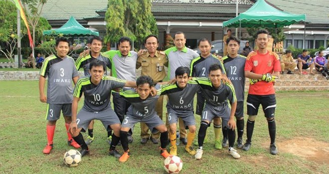 PS IWAKO bersam Kabag Humas Abu Bakar selaku Manager.