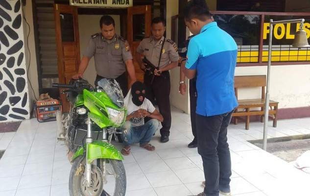 Pelaku dan barang bukti saat diamankan Polisi.