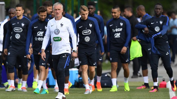 Didier Deschamps memimpin latihan timnas Prancis. FOTO: AFP