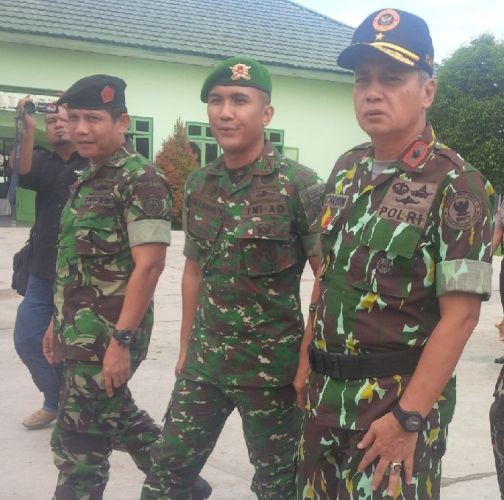 Brigjen Pol Fachrudin (kanan) didampingi Pasi Intel Batalyon 142/Kj, Kapten Inf Fisca Bagus.