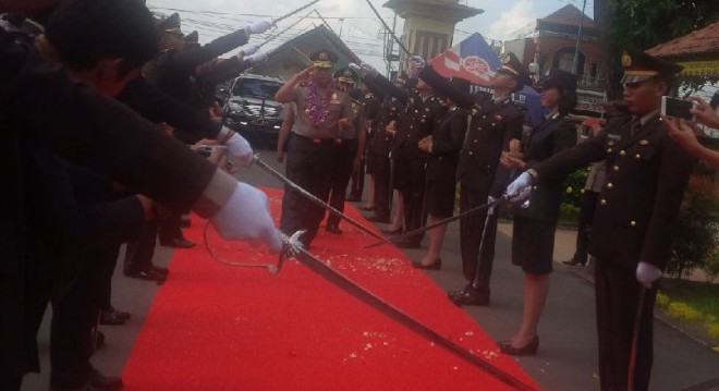 Tradisi pedang pora sambut kedatangan Kapolda Jambi di Mapolda Jambi