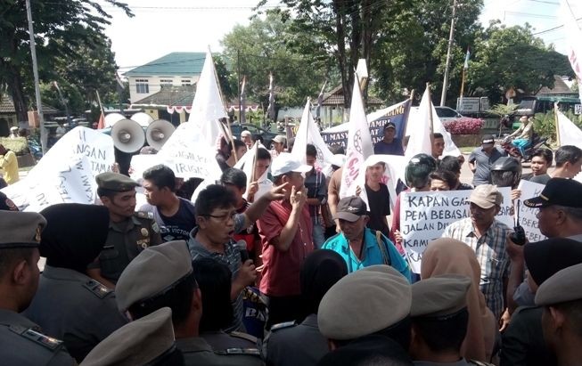 Demontrasi warga Seberang di Balai Kota